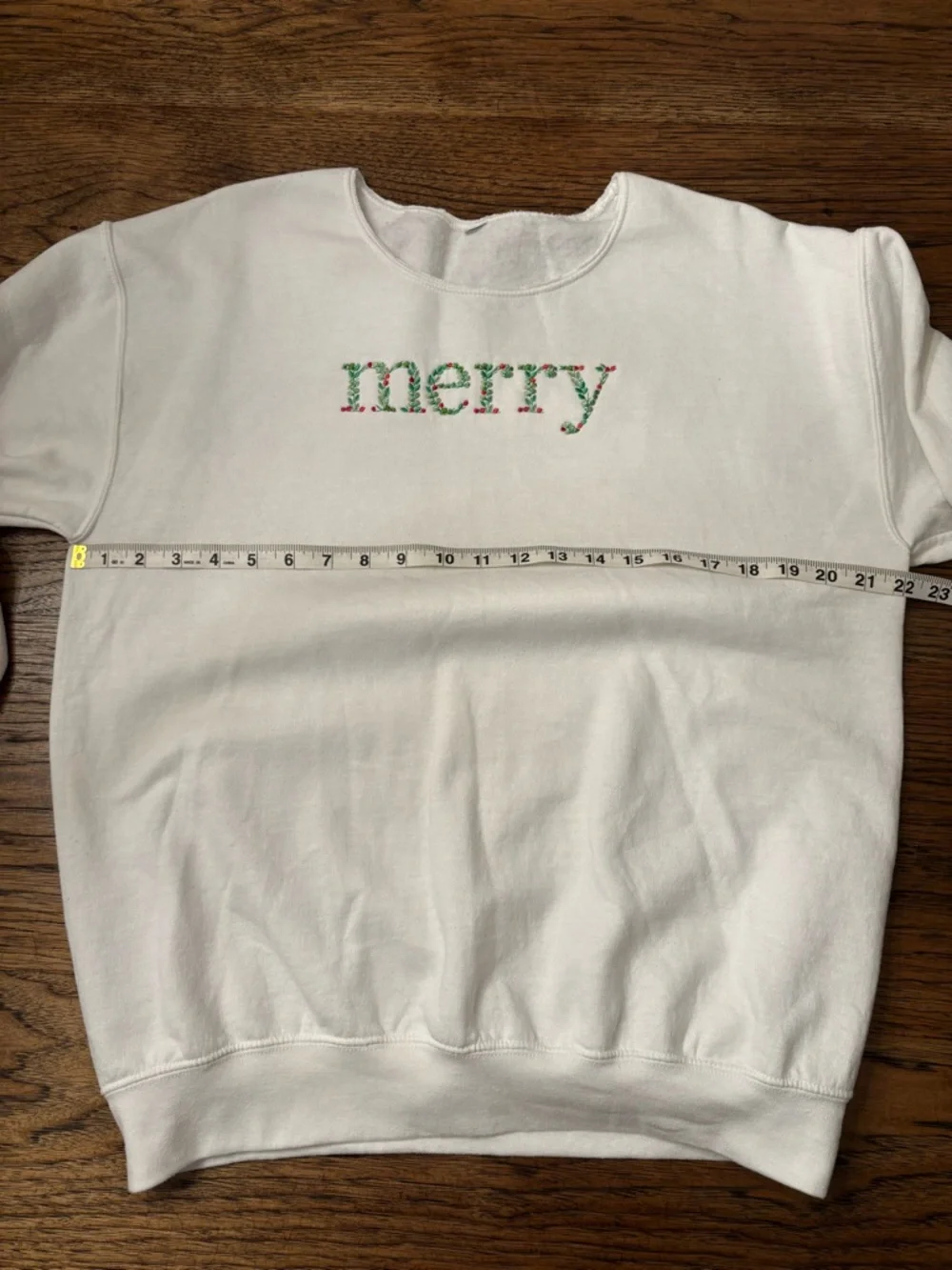 Merry Embroidered Christmas Sweatshirt White Holly Berry Holiday Women’s Medium